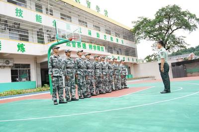 上海浦东新区封闭学校怎样_，如何启发我们反思？